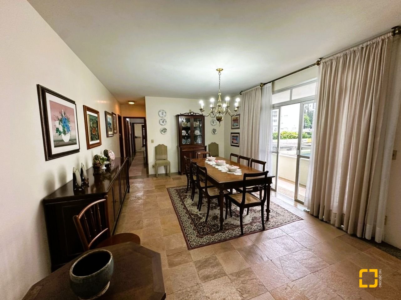 Apartamento com 231m², 6 quartos (sendo 2 suítes), 2 garagens, no bairro Centro em Florianópolis