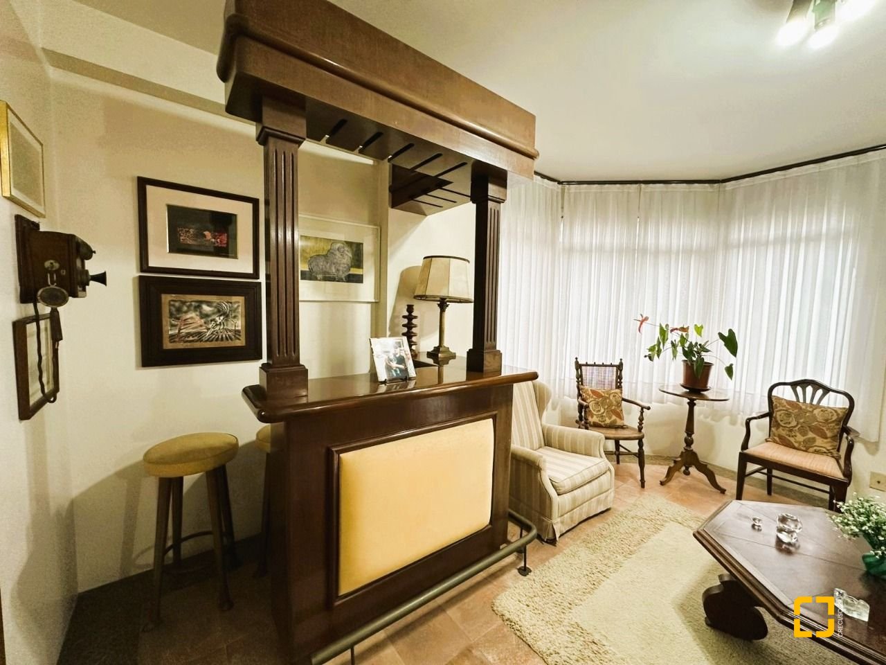 Apartamento com 231m², 6 quartos (sendo 2 suítes), 2 garagens, no bairro Centro em Florianópolis