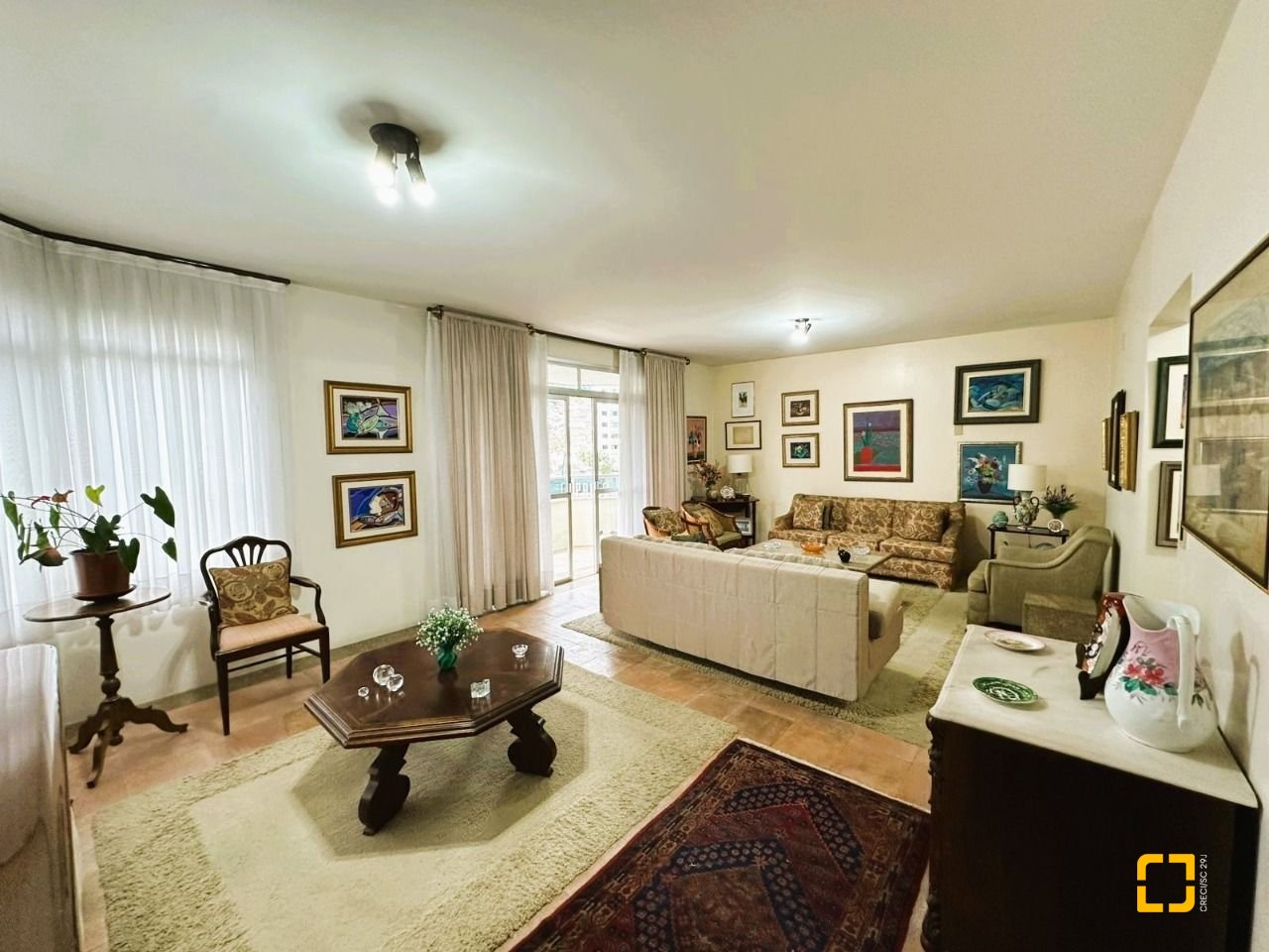 Apartamento com 231m², 6 quartos (sendo 2 suítes), 2 garagens, no bairro Centro em Florianópolis