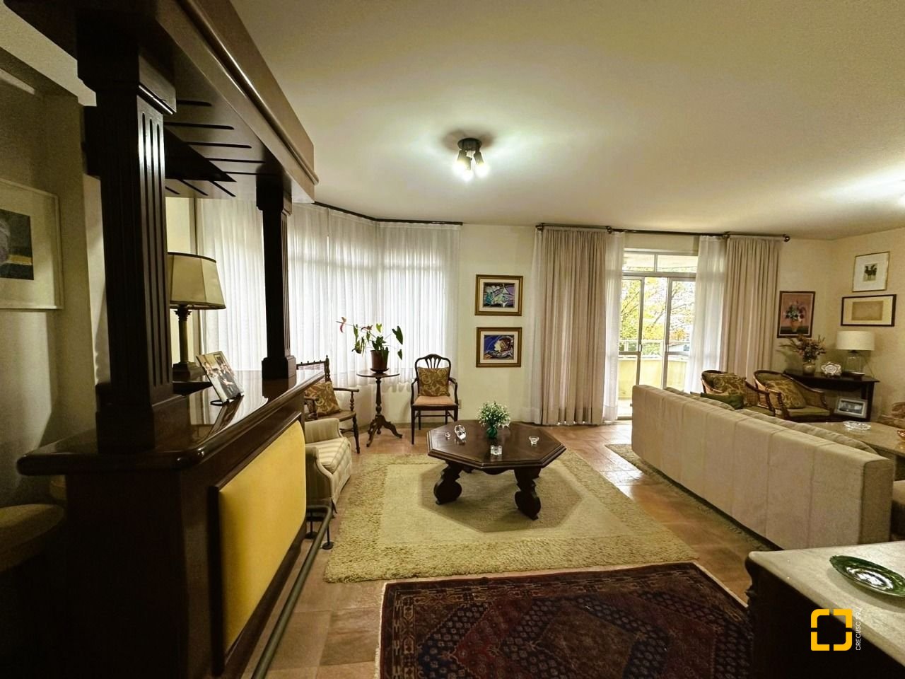 Apartamento com 231m², 6 quartos (sendo 2 suítes), 2 garagens, no bairro Centro em Florianópolis