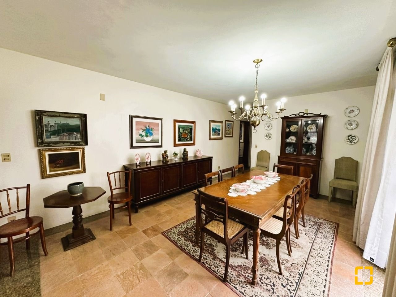 Apartamento com 231m², 6 quartos (sendo 2 suítes), 2 garagens, no bairro Centro em Florianópolis