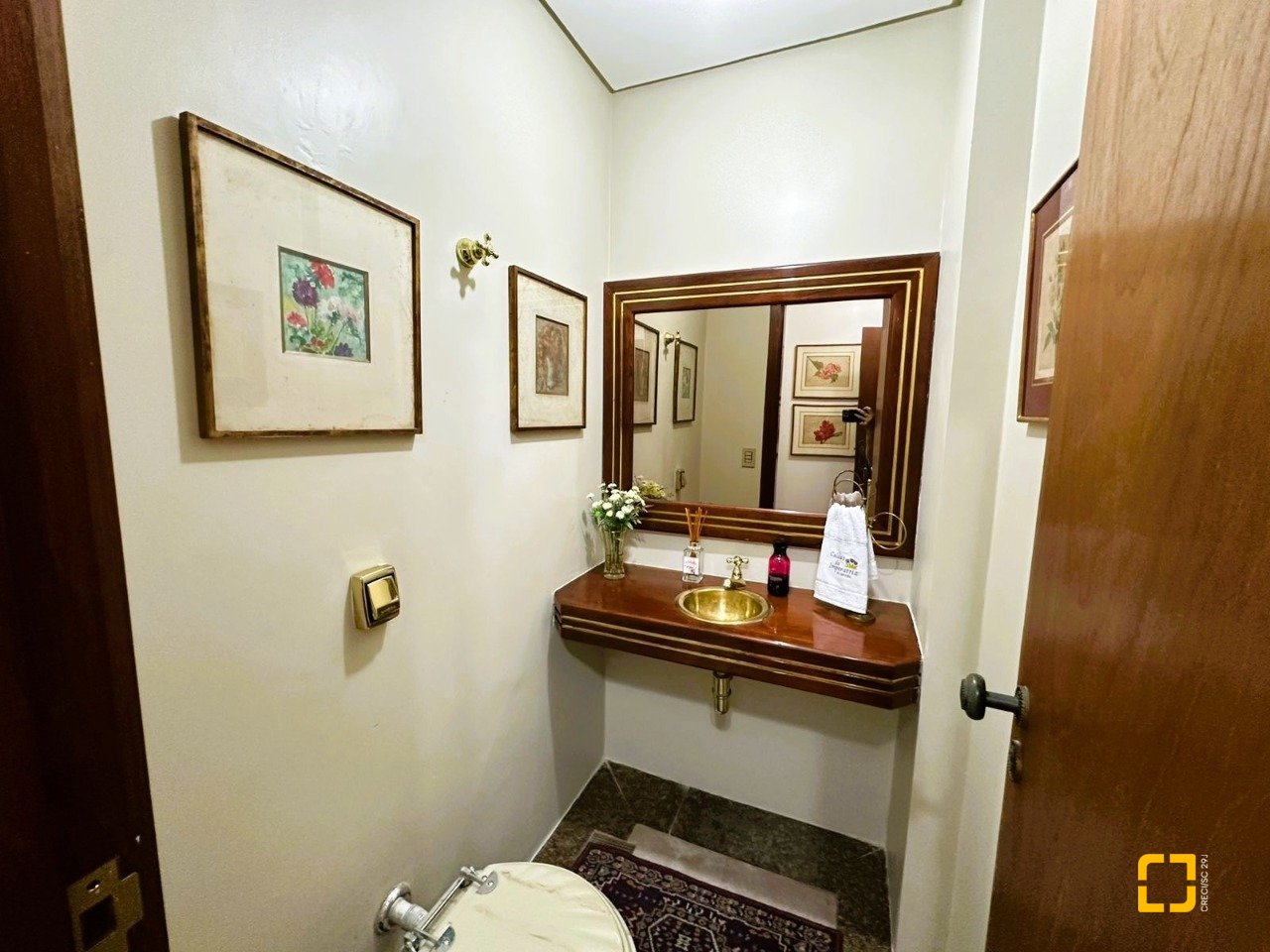 Apartamento com 231m², 6 quartos (sendo 2 suítes), 2 garagens, no bairro Centro em Florianópolis