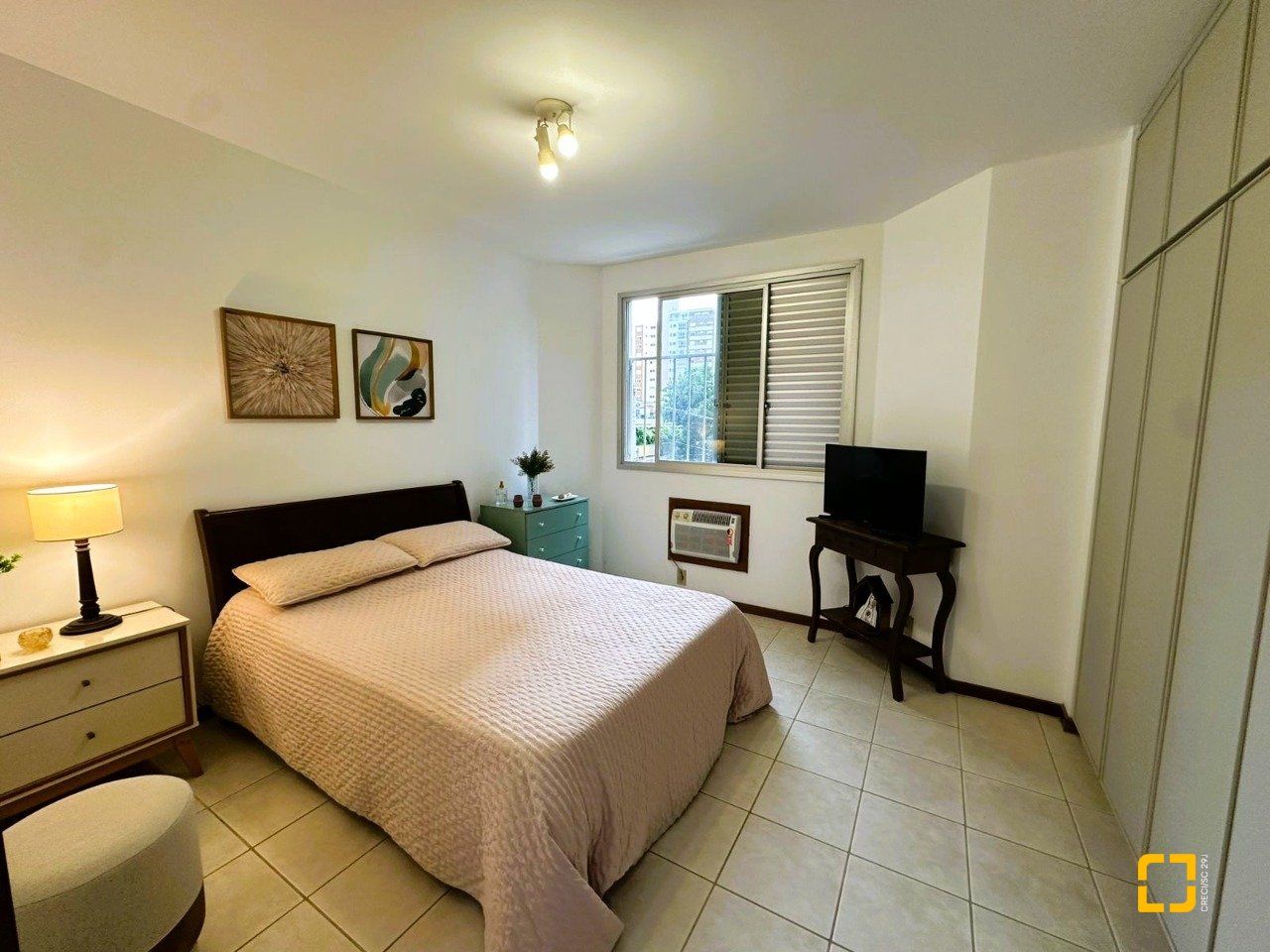 Apartamento com 231m², 6 quartos (sendo 2 suítes), 2 garagens, no bairro Centro em Florianópolis