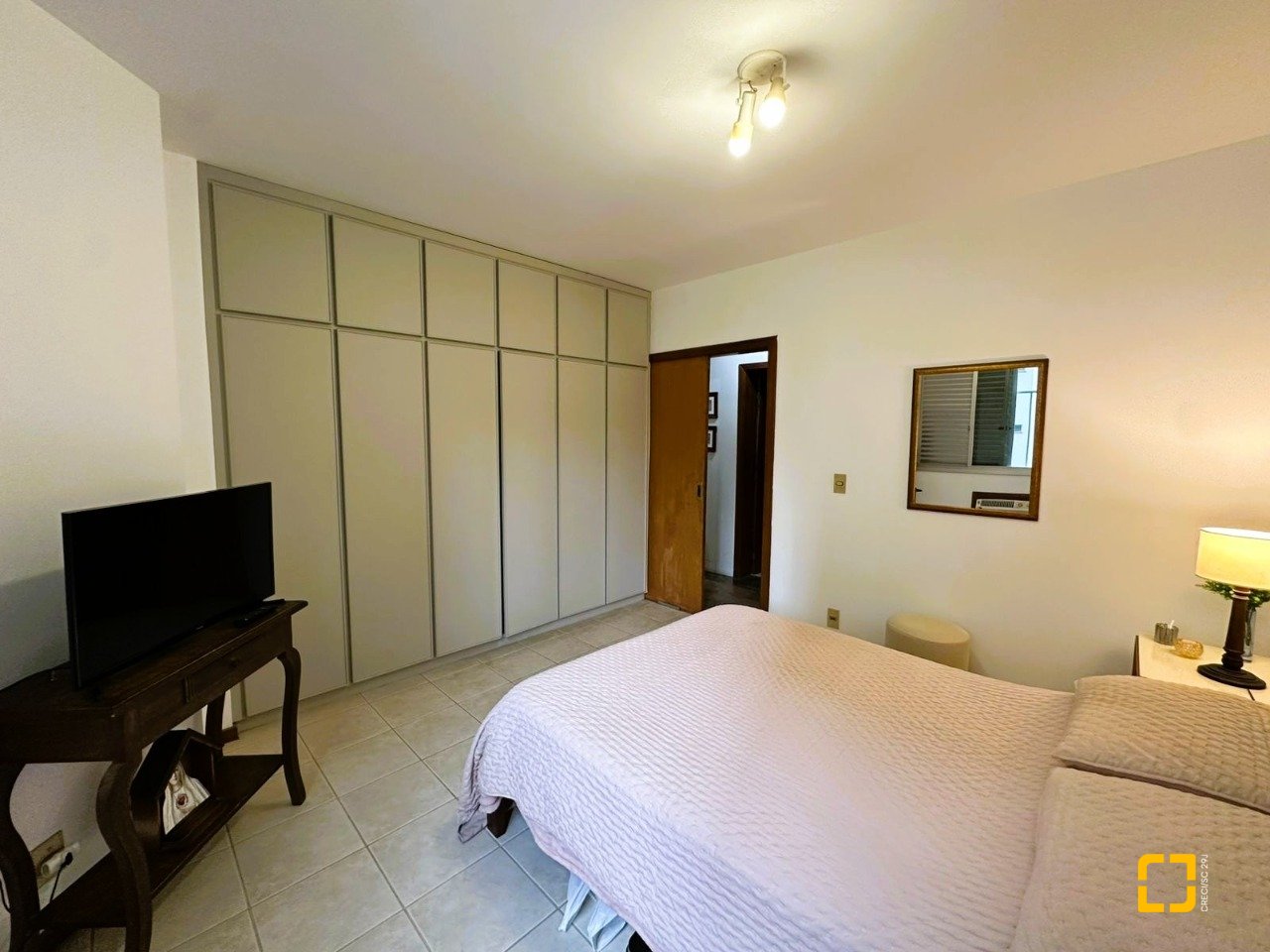 Apartamento com 231m², 6 quartos (sendo 2 suítes), 2 garagens, no bairro Centro em Florianópolis