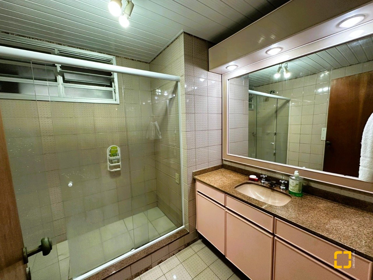 Apartamento com 231m², 6 quartos (sendo 2 suítes), 2 garagens, no bairro Centro em Florianópolis