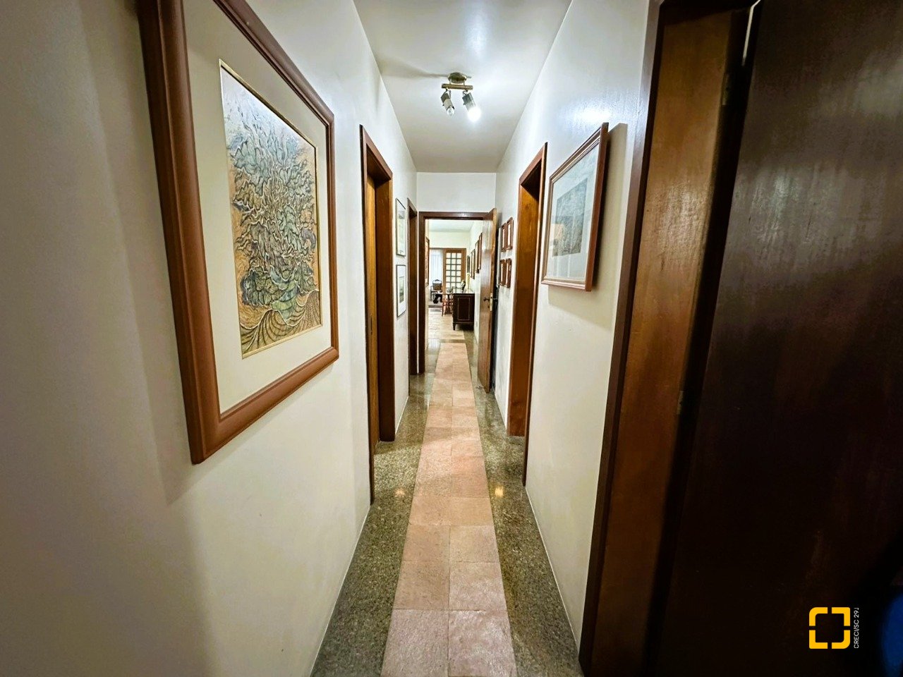 Apartamento com 231m², 6 quartos (sendo 2 suítes), 2 garagens, no bairro Centro em Florianópolis