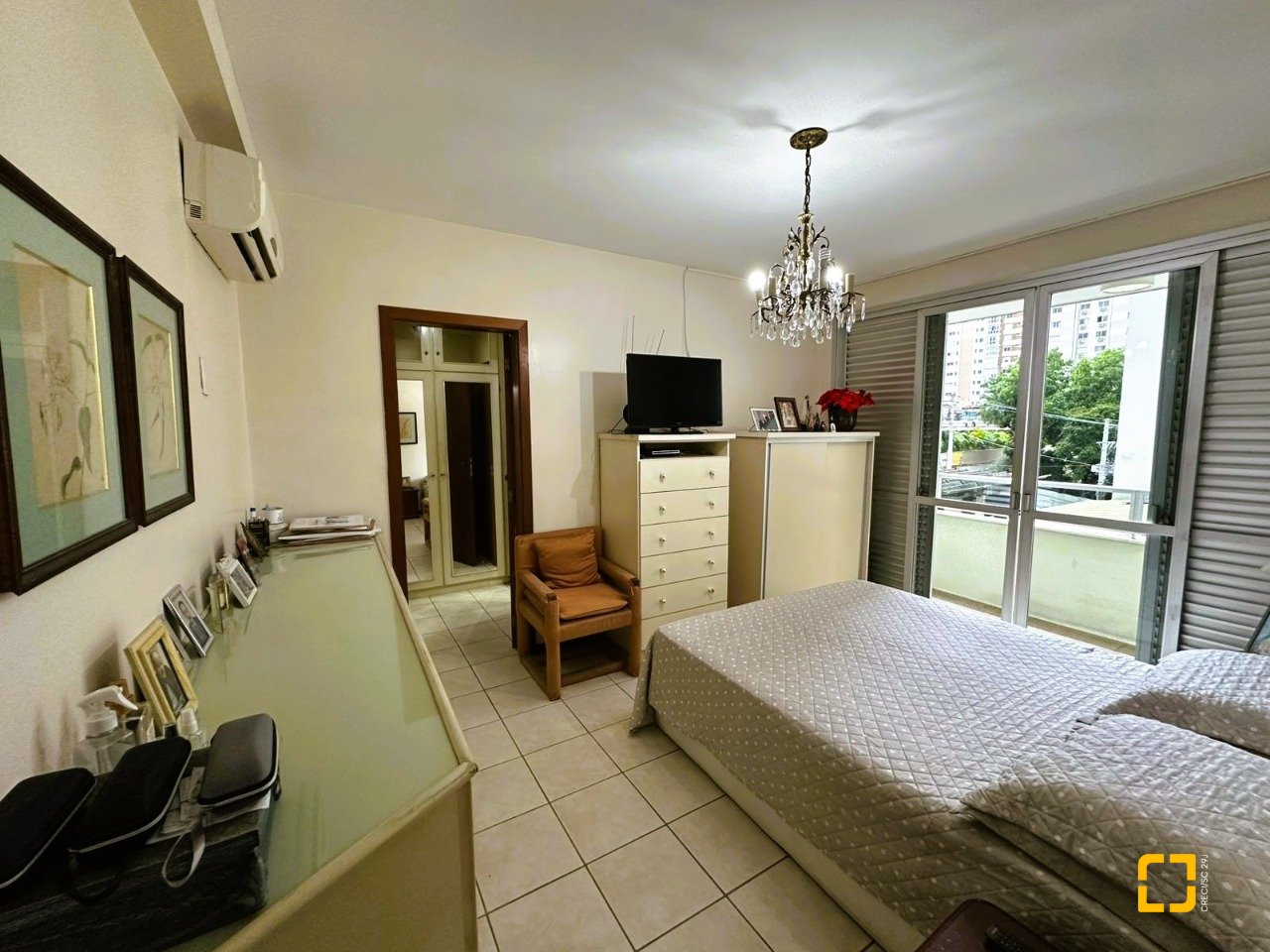Apartamento com 231m², 6 quartos (sendo 2 suítes), 2 garagens, no bairro Centro em Florianópolis