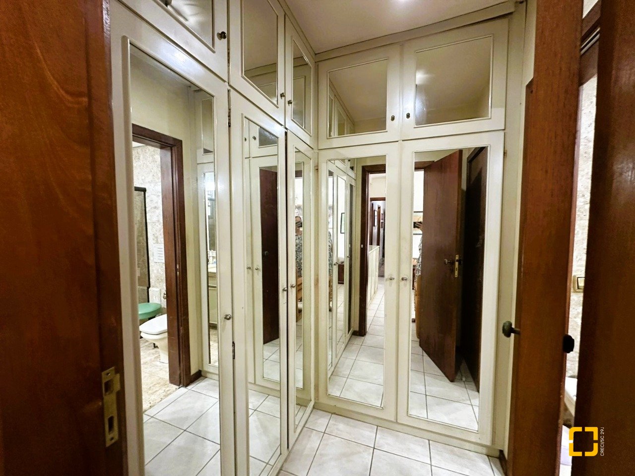 Apartamento com 231m², 6 quartos (sendo 2 suítes), 2 garagens, no bairro Centro em Florianópolis