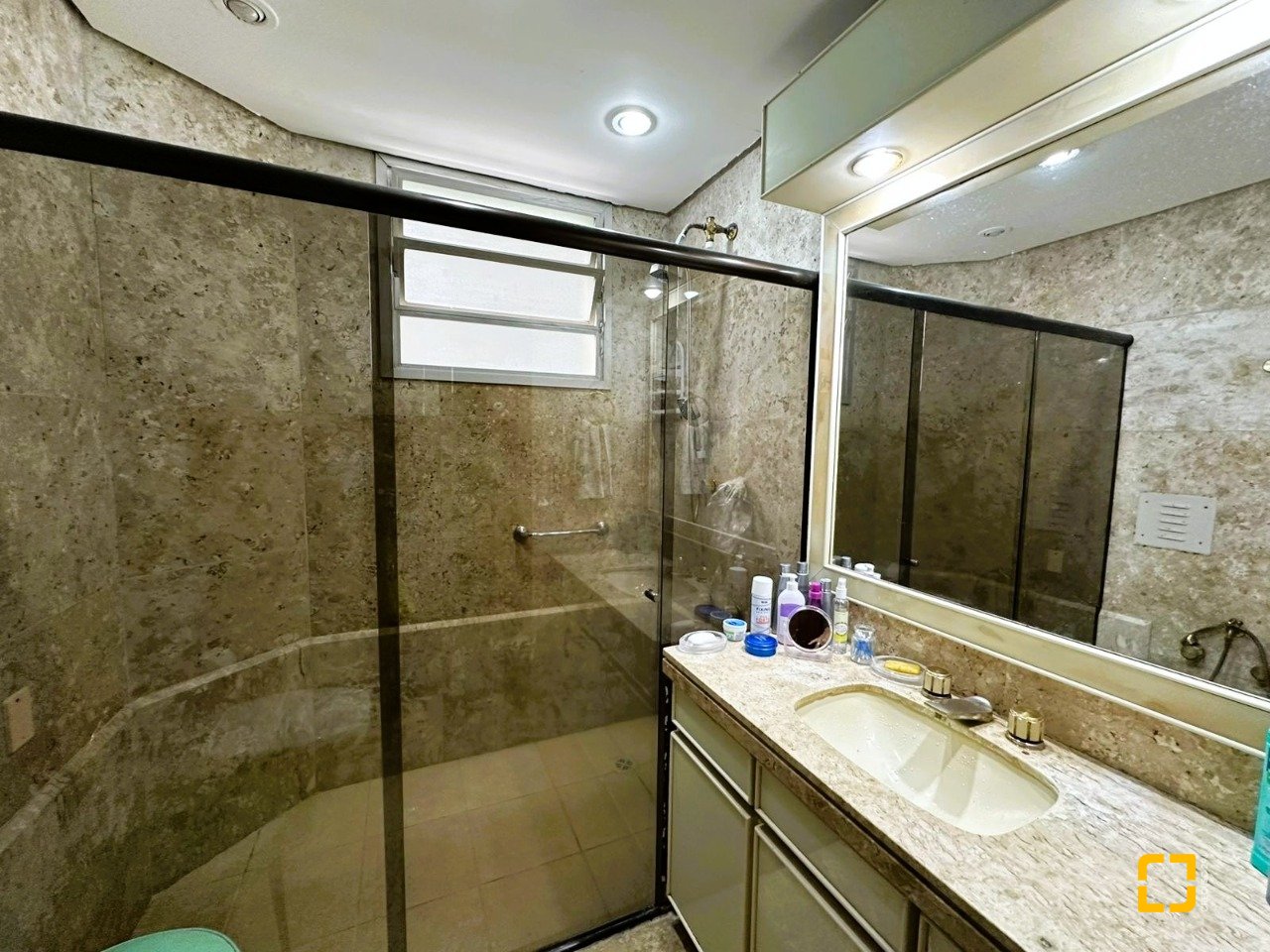 Apartamento com 231m², 6 quartos (sendo 2 suítes), 2 garagens, no bairro Centro em Florianópolis