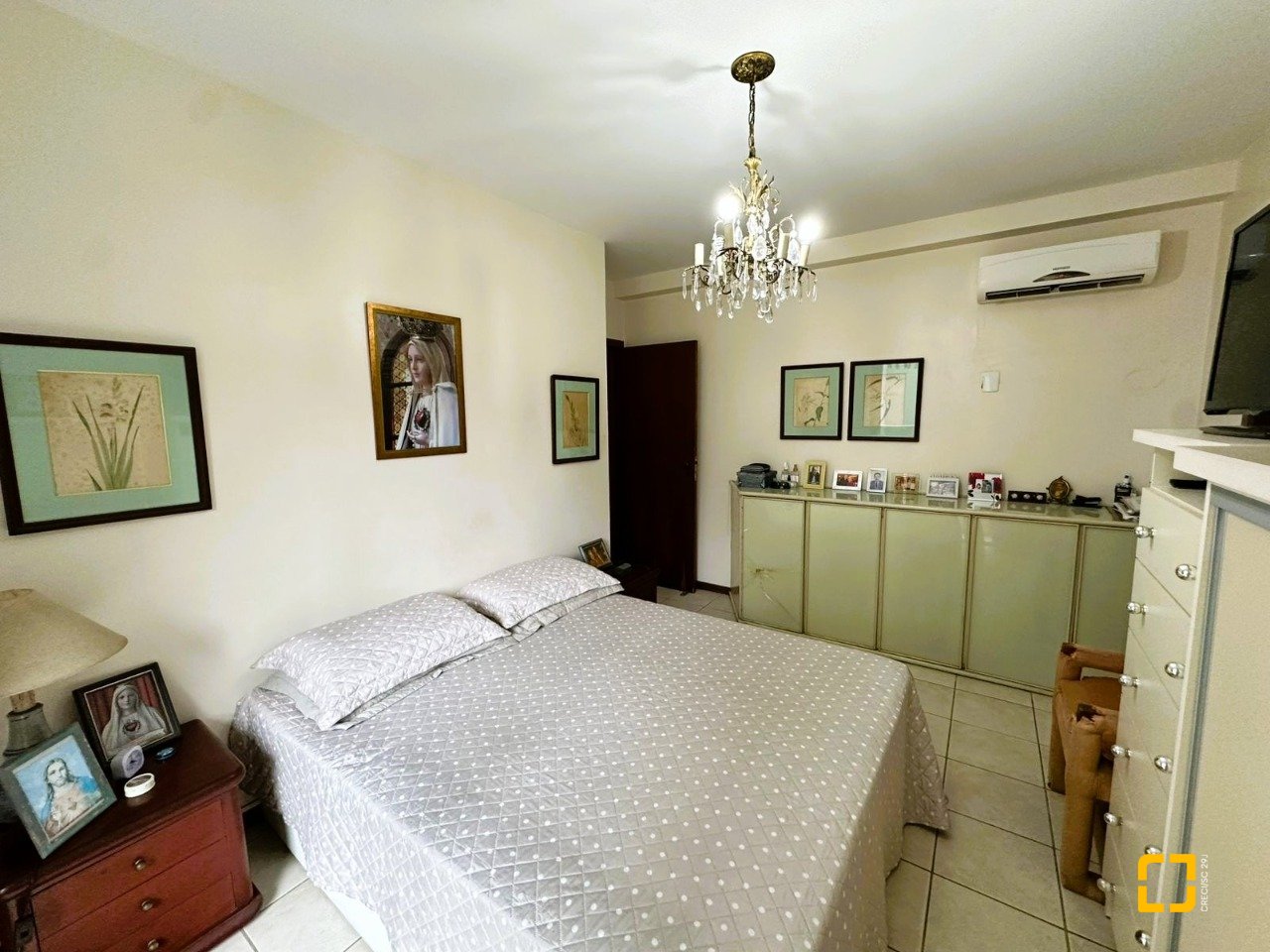 Apartamento com 231m², 6 quartos (sendo 2 suítes), 2 garagens, no bairro Centro em Florianópolis