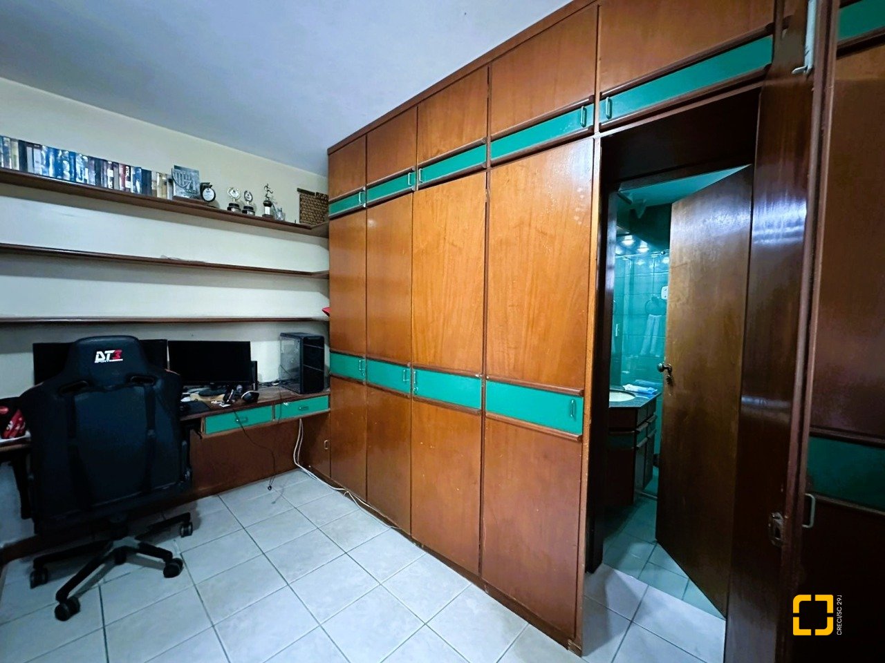 Apartamento com 231m², 6 quartos (sendo 2 suítes), 2 garagens, no bairro Centro em Florianópolis