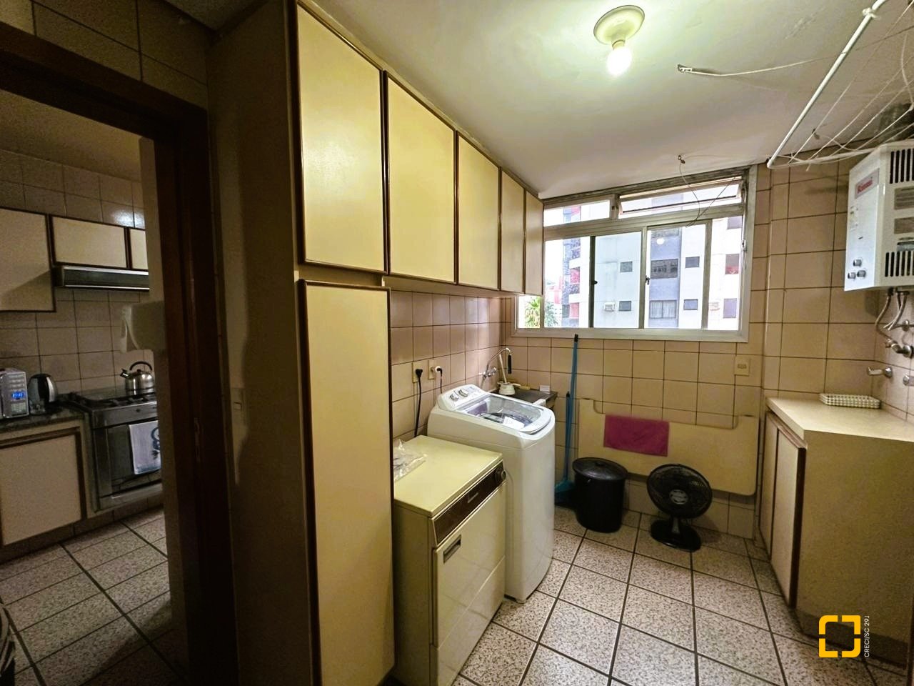 Apartamento com 231m², 6 quartos (sendo 2 suítes), 2 garagens, no bairro Centro em Florianópolis