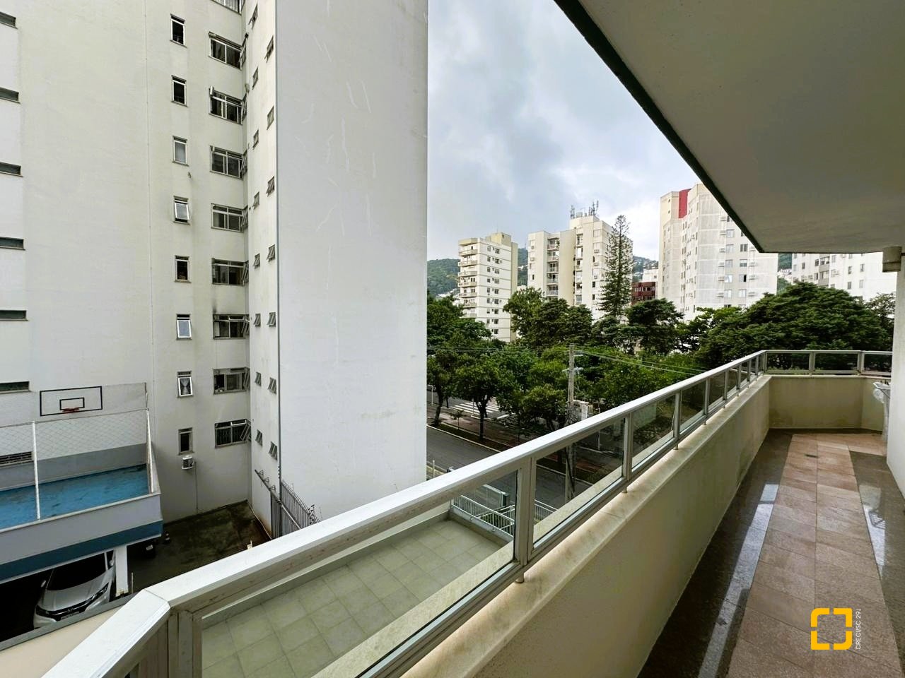 Apartamento com 231m², 6 quartos (sendo 2 suítes), 2 garagens, no bairro Centro em Florianópolis