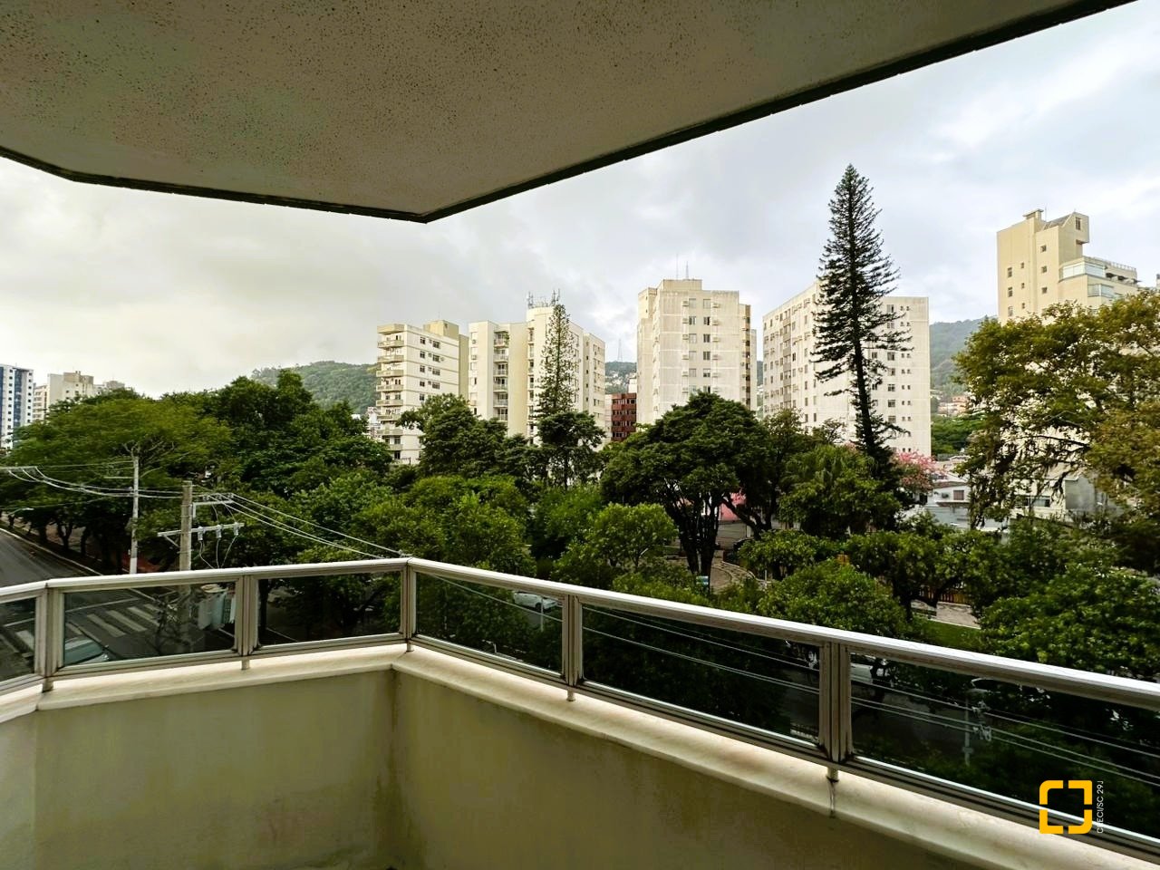 Apartamento com 231m², 6 quartos (sendo 2 suítes), 2 garagens, no bairro Centro em Florianópolis