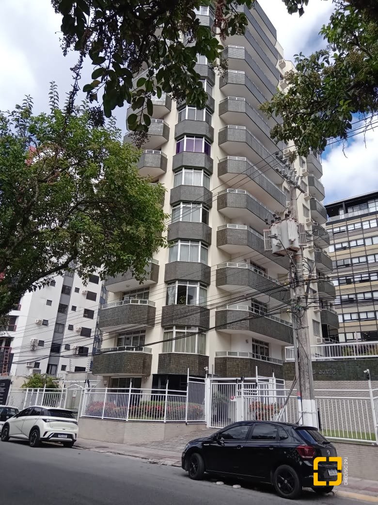 Apartamento com 231m², 6 quartos (sendo 2 suítes), 2 garagens, no bairro Centro em Florianópolis