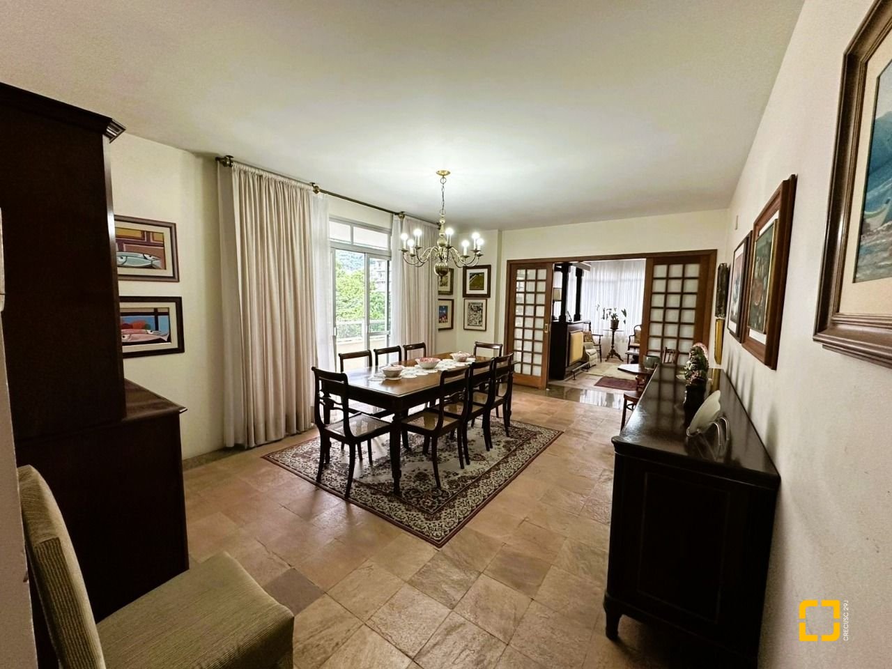 Apartamento com 231m², 6 quartos (sendo 2 suítes), 2 garagens, no bairro Centro em Florianópolis