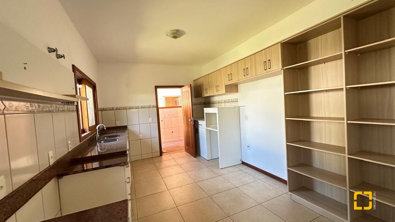 Casa com 340m², 10 quartos (sendo 5 suítes), 2 garagens, no bairro Rio Tavares em Florianópolis