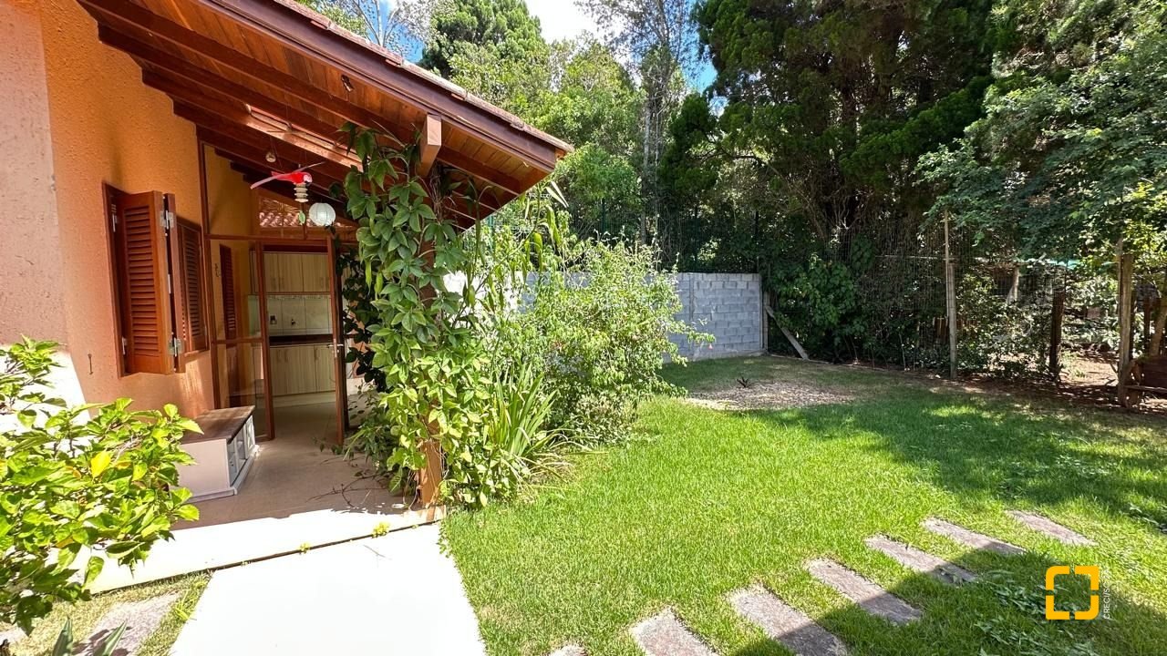 Casa com 340m², 10 quartos (sendo 5 suítes), 2 garagens, no bairro Rio Tavares em Florianópolis
