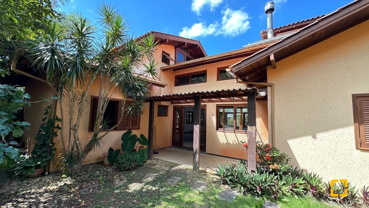 Casa com 340m², 10 quartos (sendo 5 suítes), 2 garagens, no bairro Rio Tavares em Florianópolis