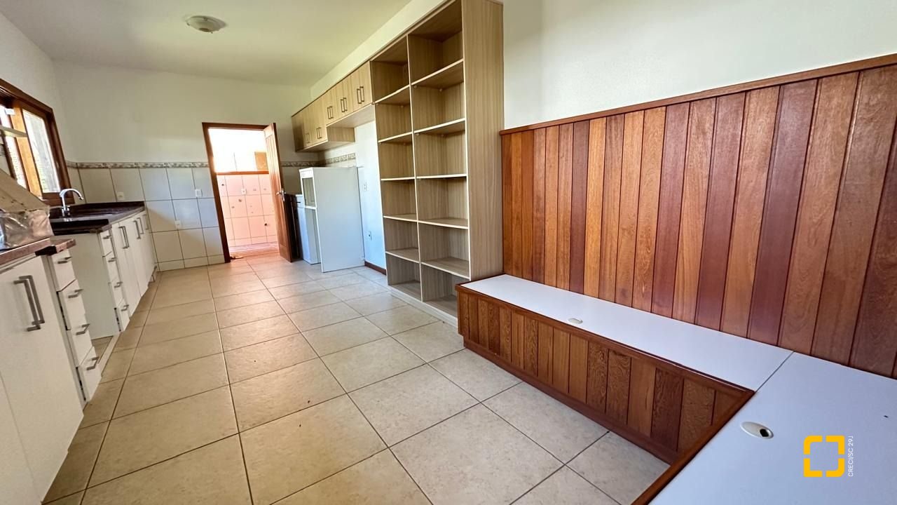 Casa com 340m², 10 quartos (sendo 5 suítes), 2 garagens, no bairro Rio Tavares em Florianópolis