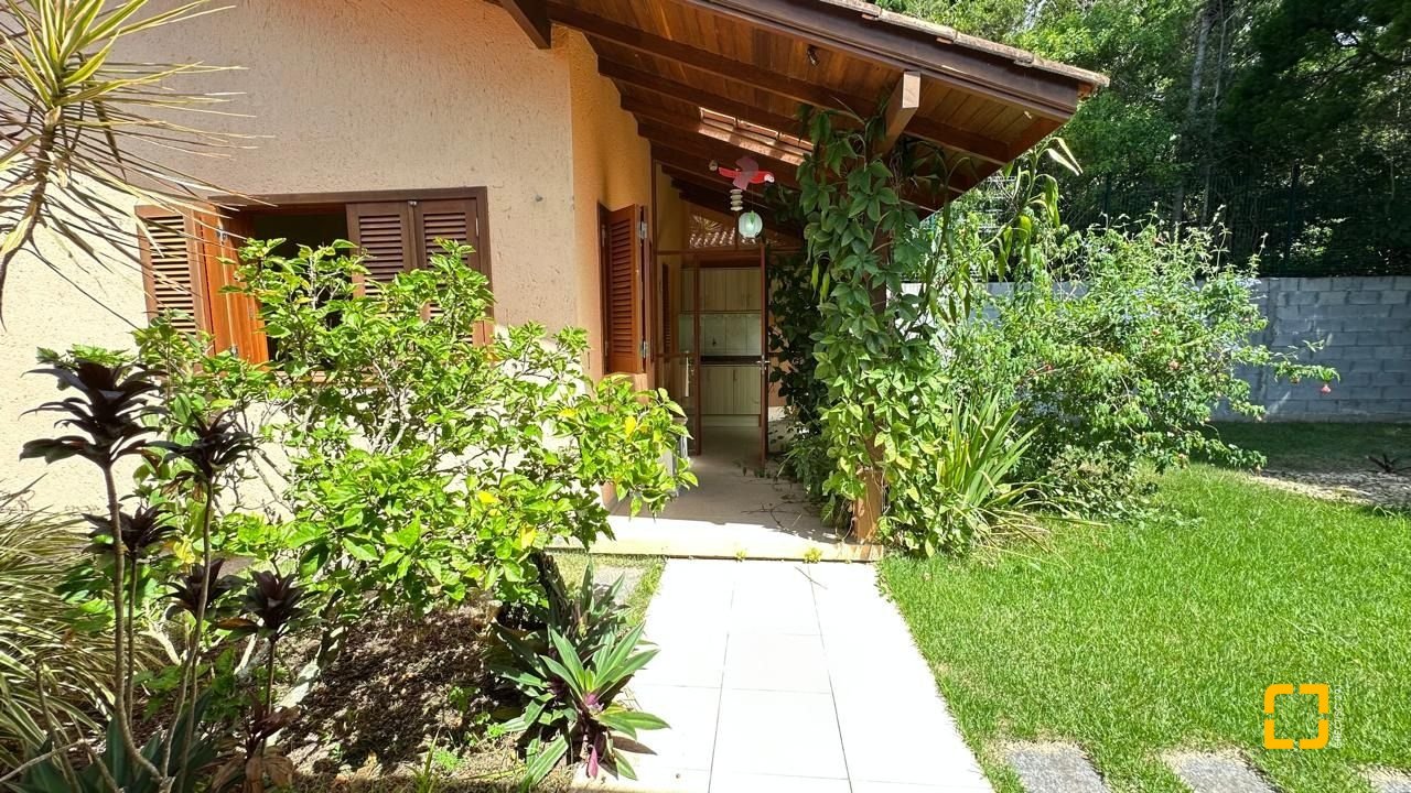 Casa com 340m², 10 quartos (sendo 5 suítes), 2 garagens, no bairro Rio Tavares em Florianópolis