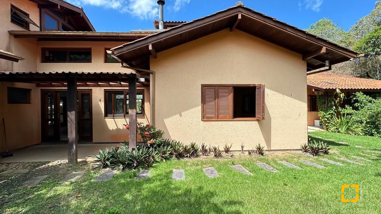 Casa com 340m², 10 quartos (sendo 5 suítes), 2 garagens, no bairro Rio Tavares em Florianópolis