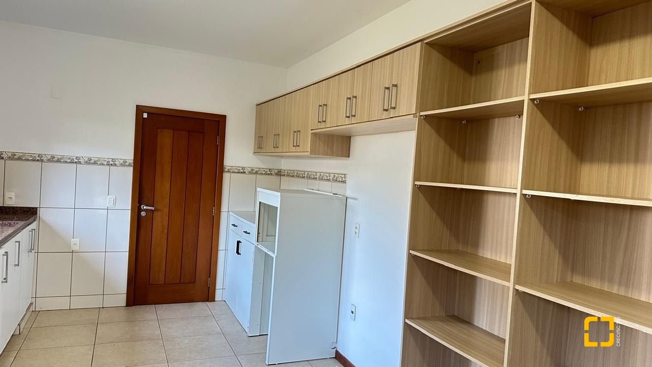 Casa com 340m², 10 quartos (sendo 5 suítes), 2 garagens, no bairro Rio Tavares em Florianópolis
