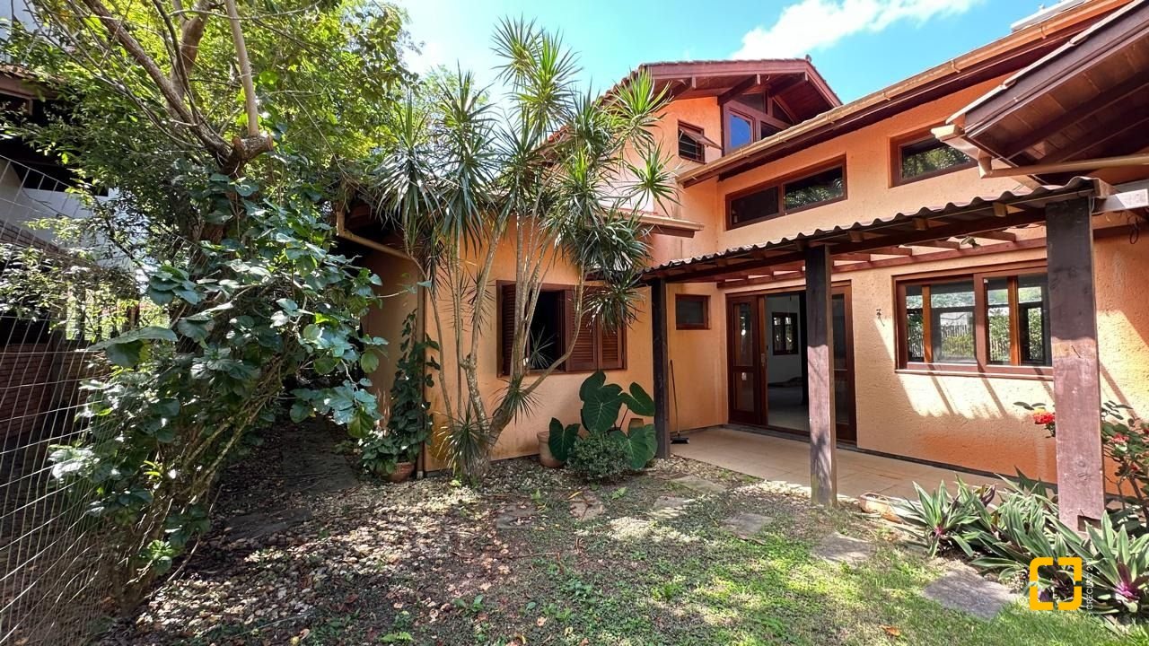 Casa com 340m², 10 quartos (sendo 5 suítes), 2 garagens, no bairro Rio Tavares em Florianópolis