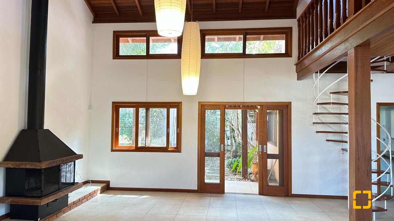 Casa com 340m², 10 quartos (sendo 5 suítes), 2 garagens, no bairro Rio Tavares em Florianópolis