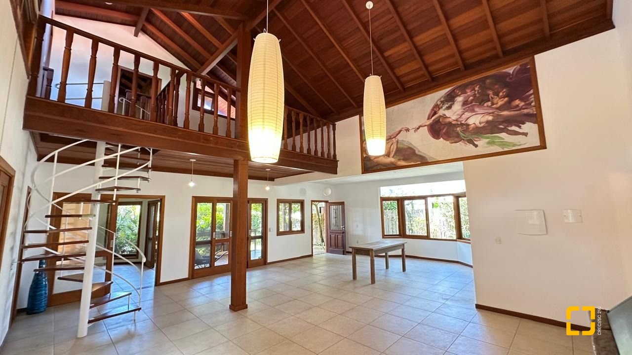 Casa com 340m², 10 quartos (sendo 5 suítes), 2 garagens, no bairro Rio Tavares em Florianópolis