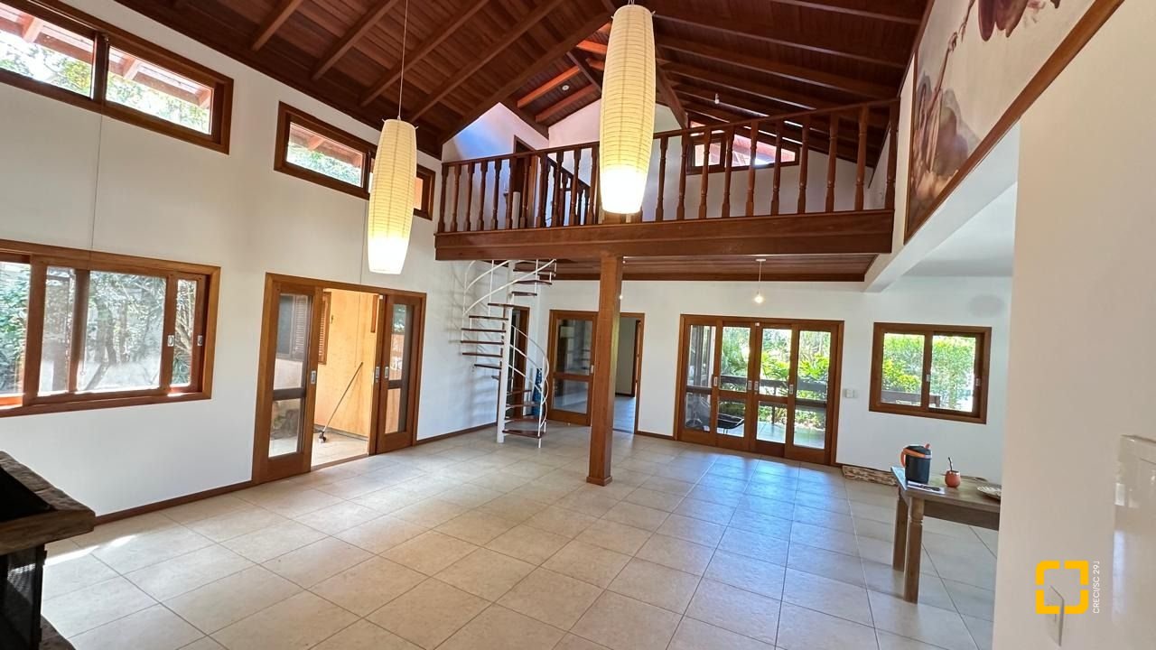 Casa com 340m², 10 quartos (sendo 5 suítes), 2 garagens, no bairro Rio Tavares em Florianópolis