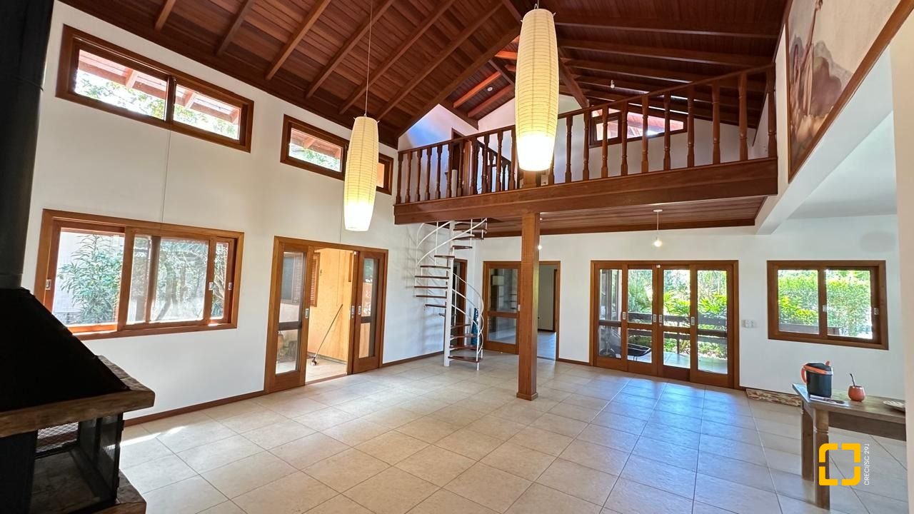 Casa com 340m², 10 quartos (sendo 5 suítes), 2 garagens, no bairro Rio Tavares em Florianópolis