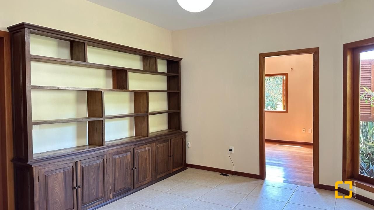 Casa com 340m², 10 quartos (sendo 5 suítes), 2 garagens, no bairro Rio Tavares em Florianópolis