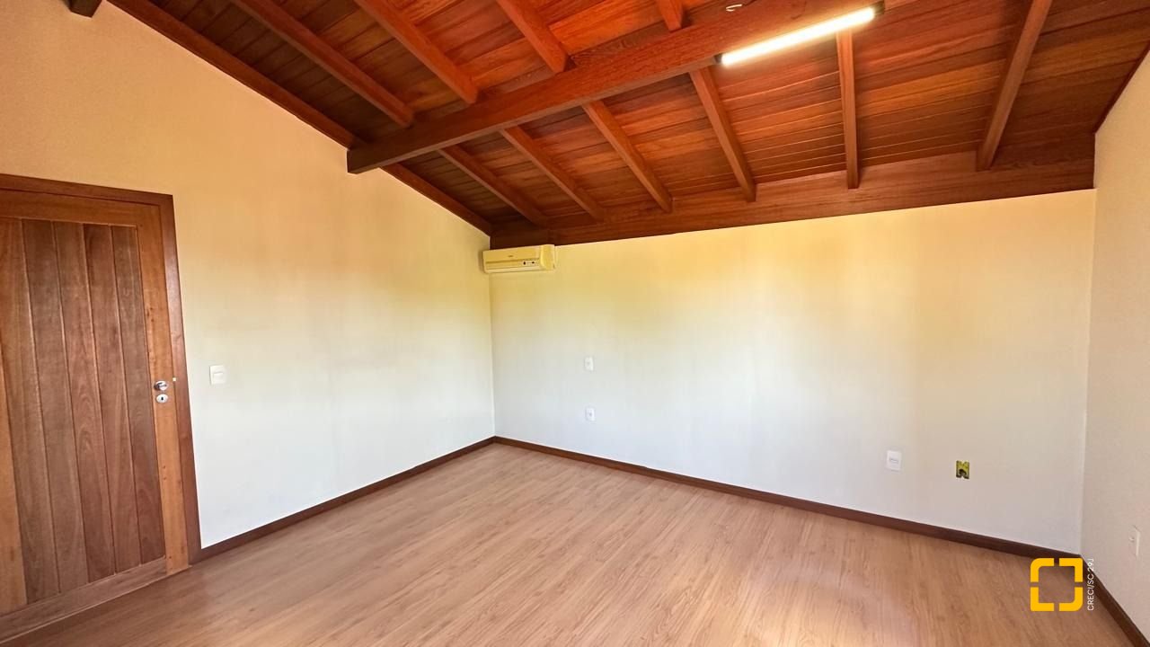 Casa com 340m², 10 quartos (sendo 5 suítes), 2 garagens, no bairro Rio Tavares em Florianópolis