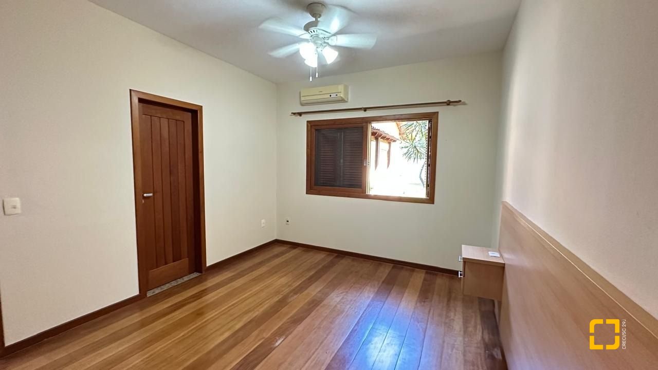 Casa com 340m², 10 quartos (sendo 5 suítes), 2 garagens, no bairro Rio Tavares em Florianópolis