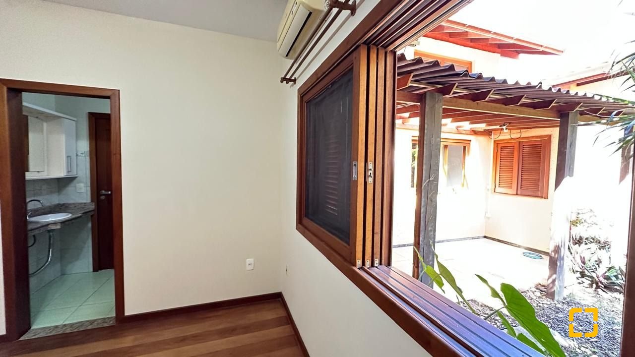 Casa com 340m², 10 quartos (sendo 5 suítes), 2 garagens, no bairro Rio Tavares em Florianópolis