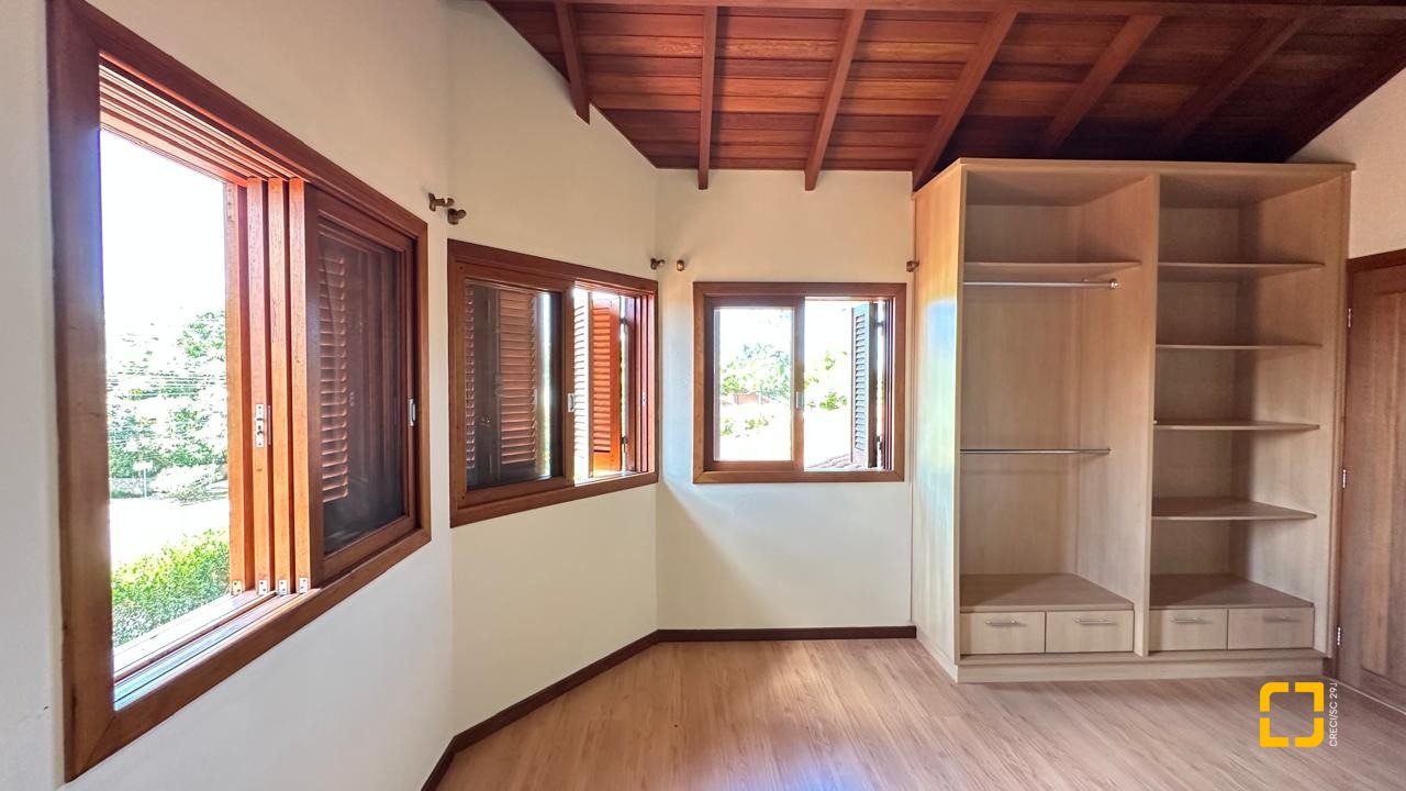 Casa com 340m², 10 quartos (sendo 5 suítes), 2 garagens, no bairro Rio Tavares em Florianópolis