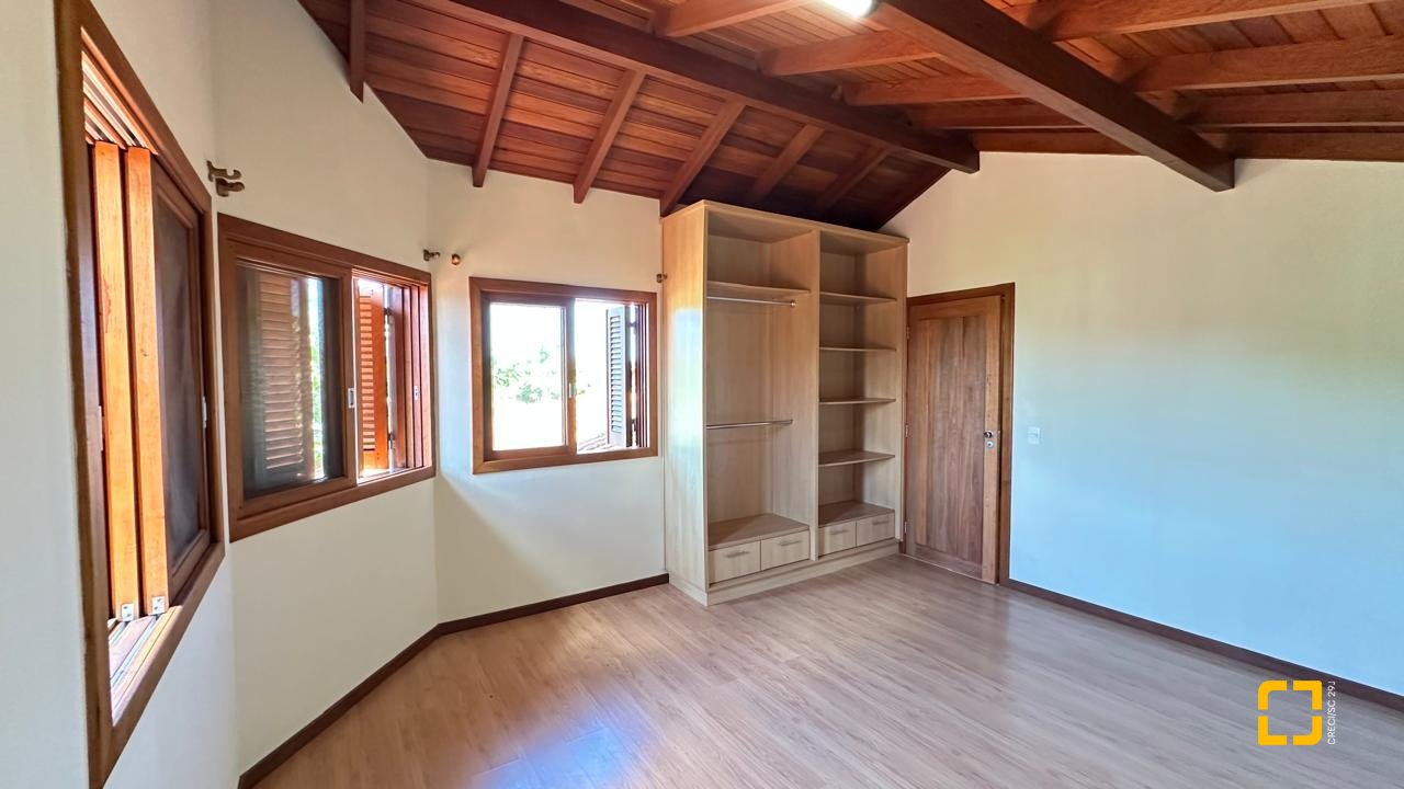 Casa com 340m², 10 quartos (sendo 5 suítes), 2 garagens, no bairro Rio Tavares em Florianópolis