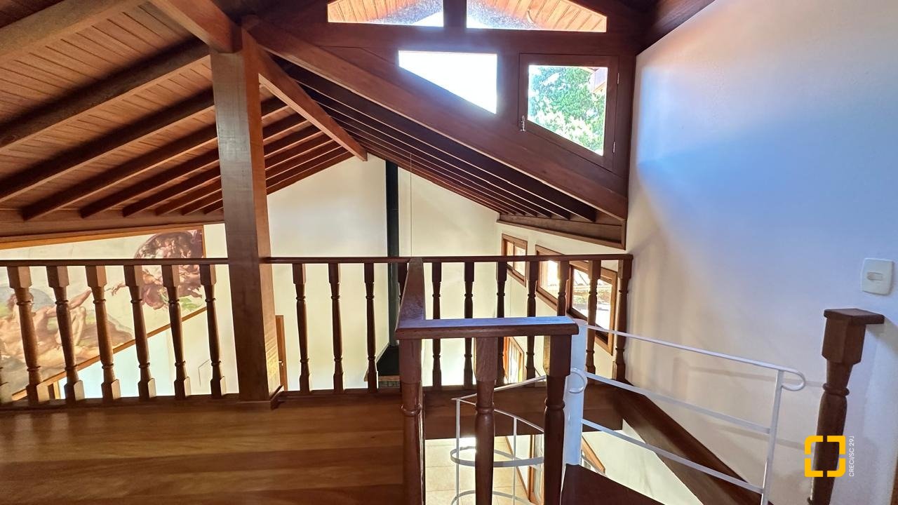 Casa com 340m², 10 quartos (sendo 5 suítes), 2 garagens, no bairro Rio Tavares em Florianópolis