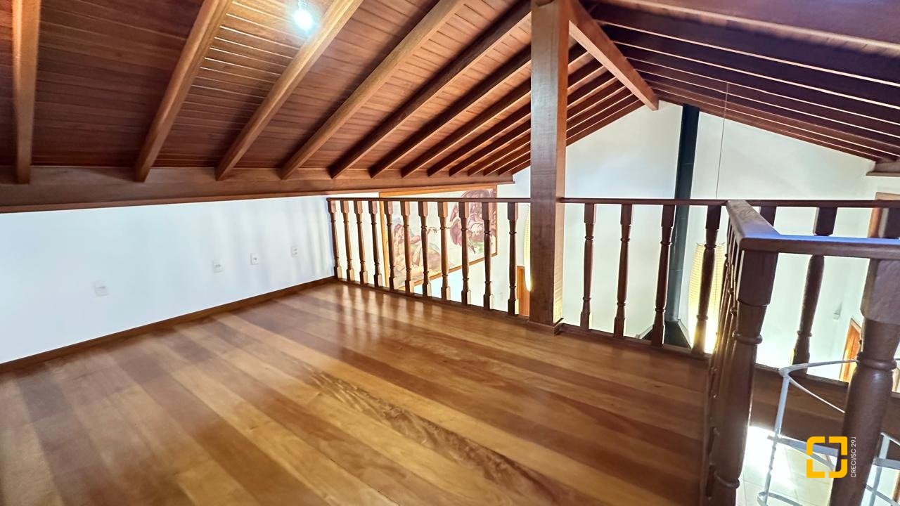 Casa com 340m², 10 quartos (sendo 5 suítes), 2 garagens, no bairro Rio Tavares em Florianópolis