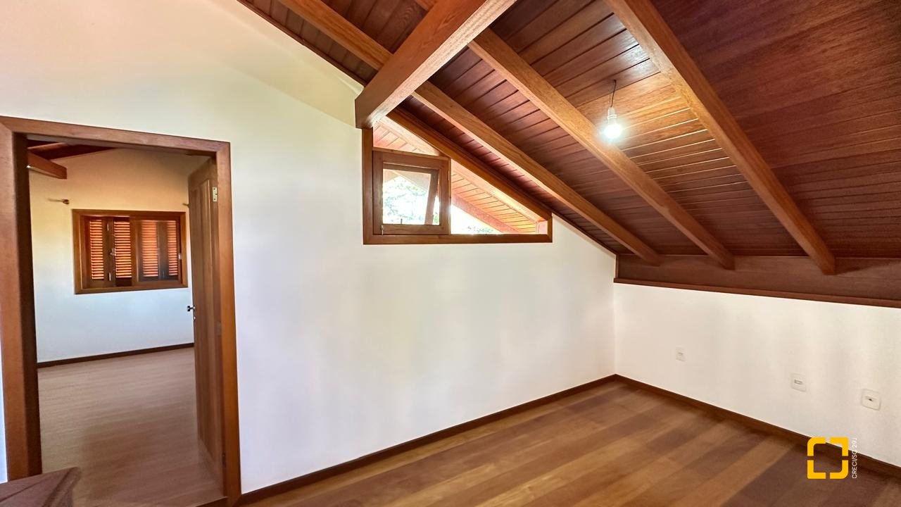 Casa com 340m², 10 quartos (sendo 5 suítes), 2 garagens, no bairro Rio Tavares em Florianópolis