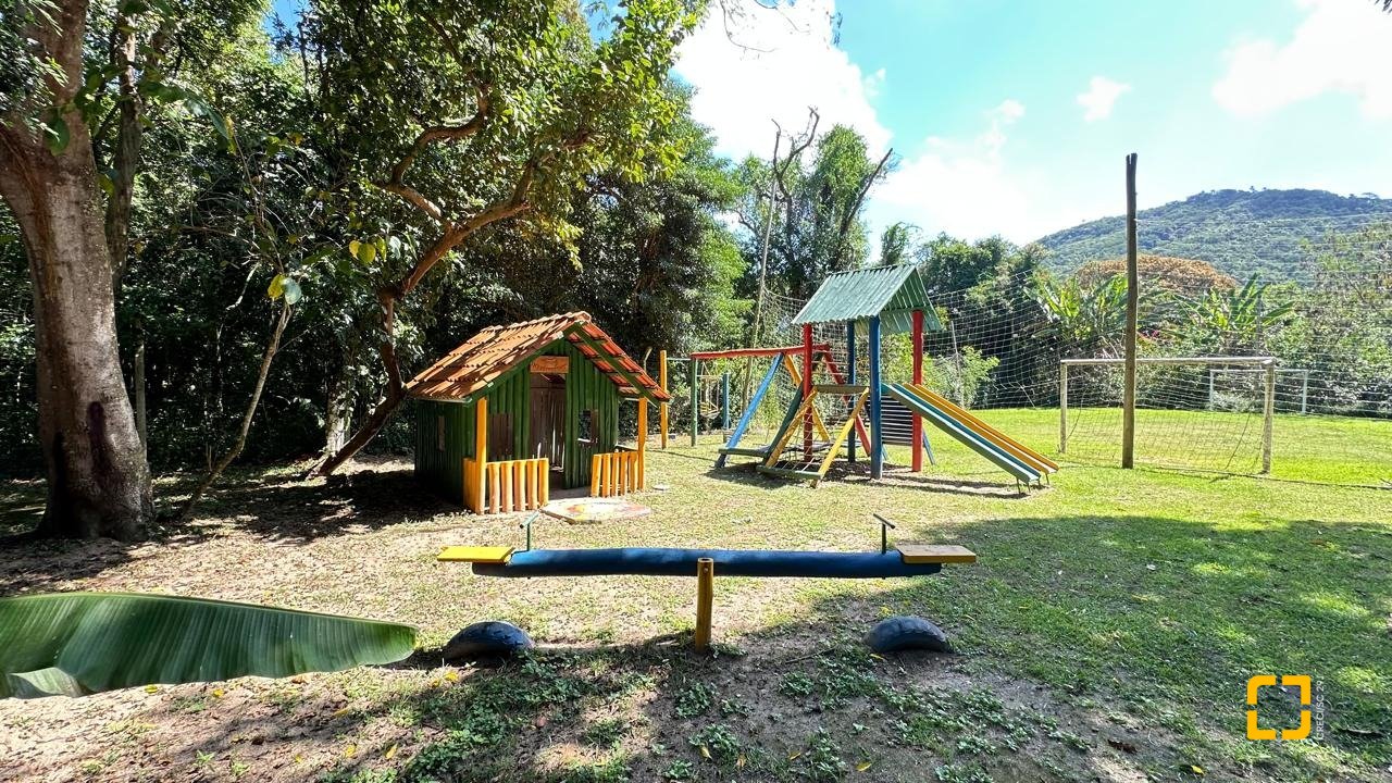 Casa com 340m², 10 quartos (sendo 5 suítes), 2 garagens, no bairro Rio Tavares em Florianópolis