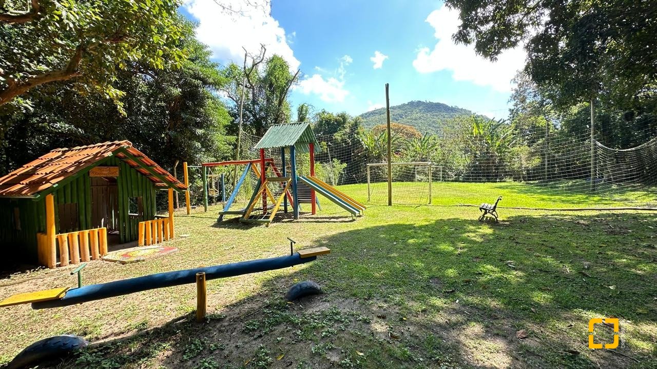 Casa com 340m², 10 quartos (sendo 5 suítes), 2 garagens, no bairro Rio Tavares em Florianópolis