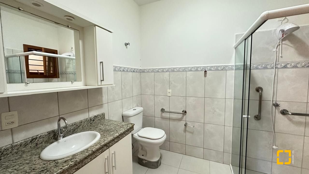 Casa com 340m², 10 quartos (sendo 5 suítes), 2 garagens, no bairro Rio Tavares em Florianópolis
