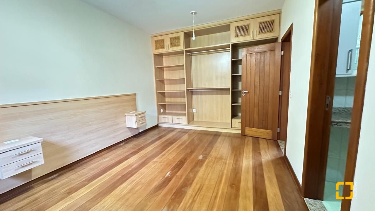 Casa com 340m², 10 quartos (sendo 5 suítes), 2 garagens, no bairro Rio Tavares em Florianópolis