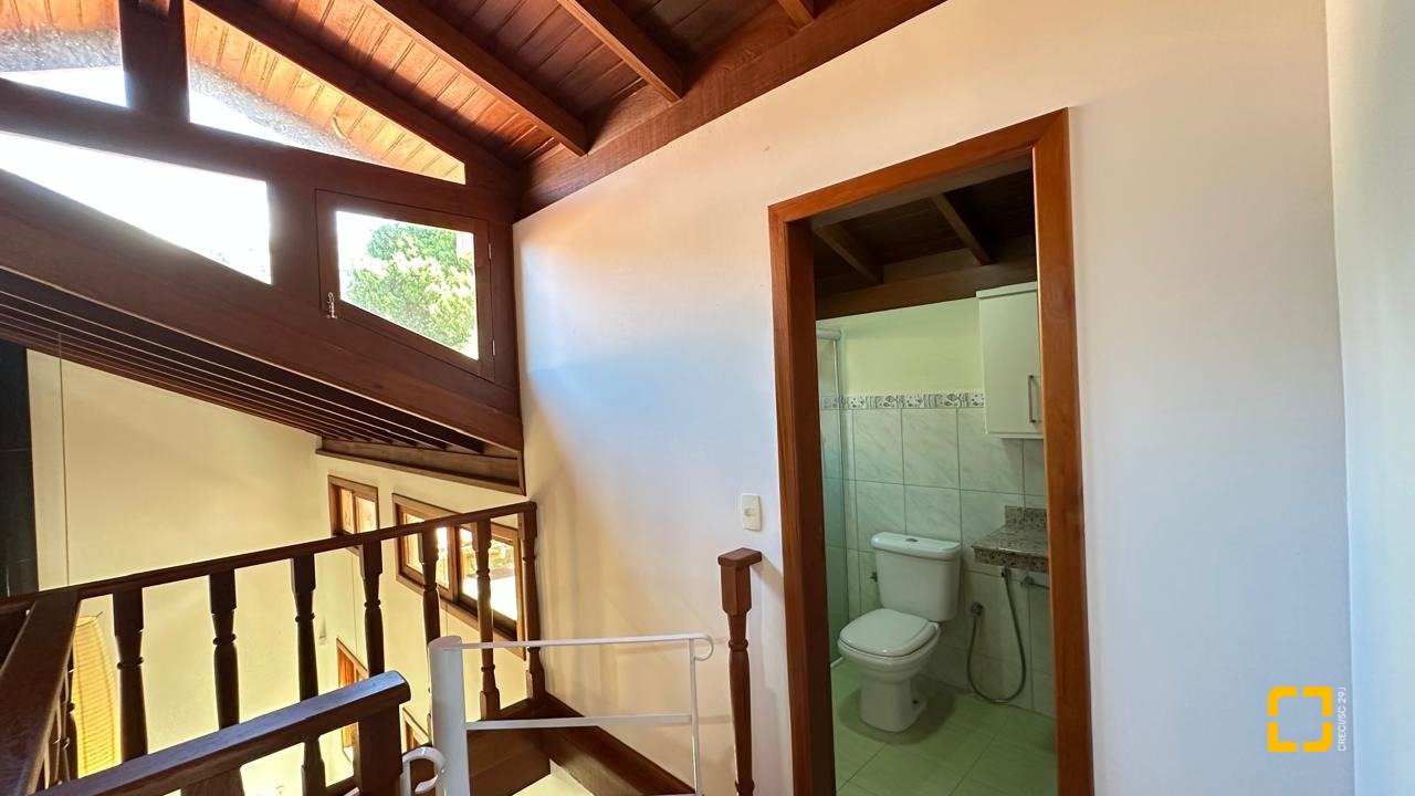 Casa com 340m², 10 quartos (sendo 5 suítes), 2 garagens, no bairro Rio Tavares em Florianópolis