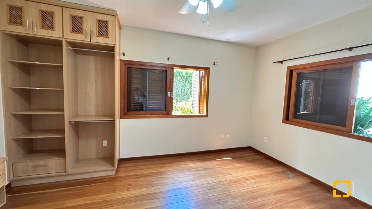 Casa com 340m², 10 quartos (sendo 5 suítes), 2 garagens, no bairro Rio Tavares em Florianópolis