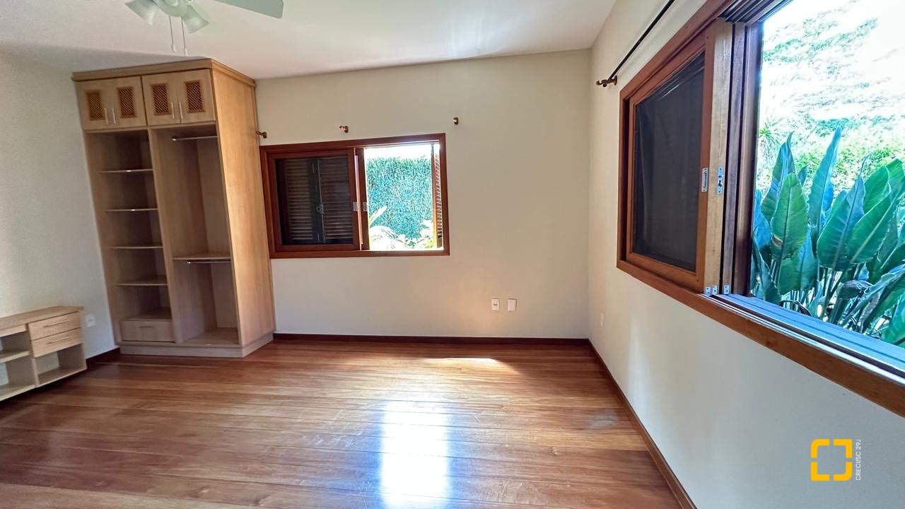 Casa com 340m², 10 quartos (sendo 5 suítes), 2 garagens, no bairro Rio Tavares em Florianópolis