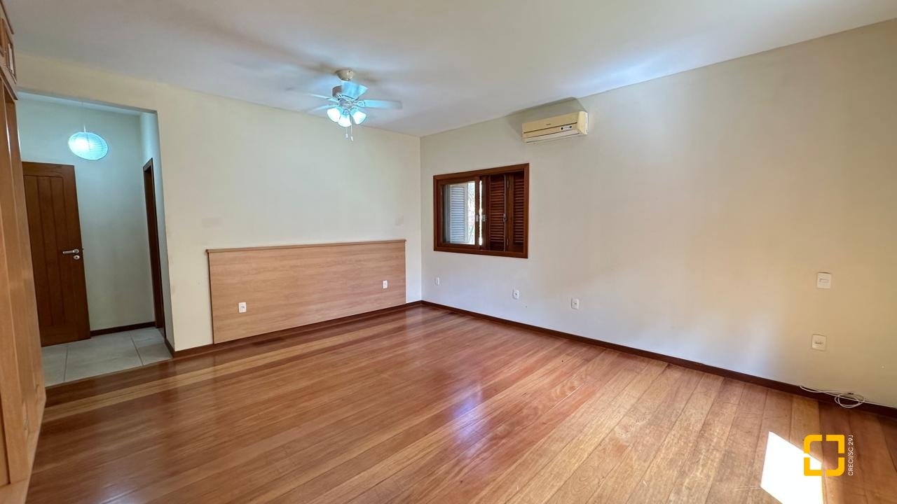 Casa com 340m², 10 quartos (sendo 5 suítes), 2 garagens, no bairro Rio Tavares em Florianópolis