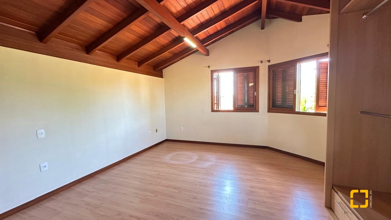 Casa com 340m², 10 quartos (sendo 5 suítes), 2 garagens, no bairro Rio Tavares em Florianópolis